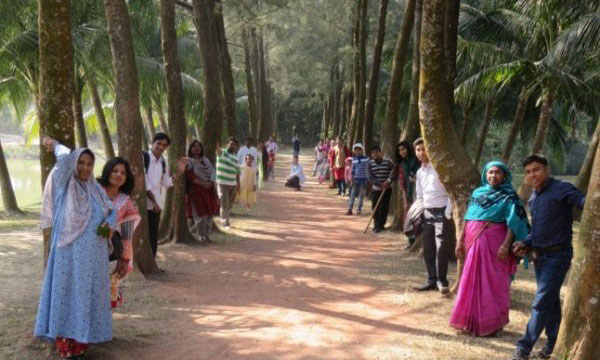 group photo at Annual Picnic of Access Bangladesh